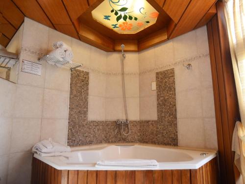 y baño con bañera y techo.  en Hostería Tequendama Classic & Resort en Villa Gesell