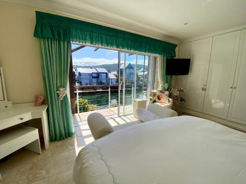 Una cama o camas en una habitación de Tranquil Tides at Knysna Quays