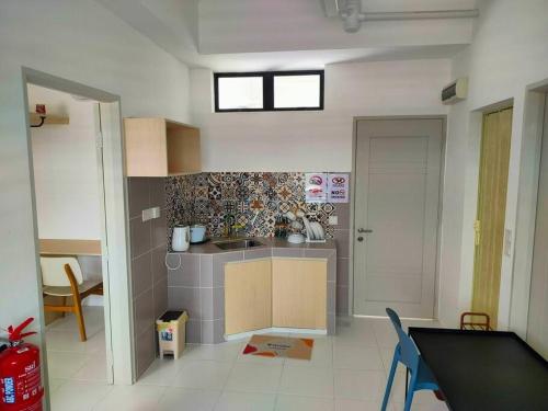 IFS SoHo Basic Homestay Entire Homeにあるキッチンまたは簡易キッチン