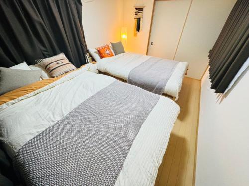 two beds sitting next to each other in a room at shibuya sakaraku-SY0027 in Tokyo