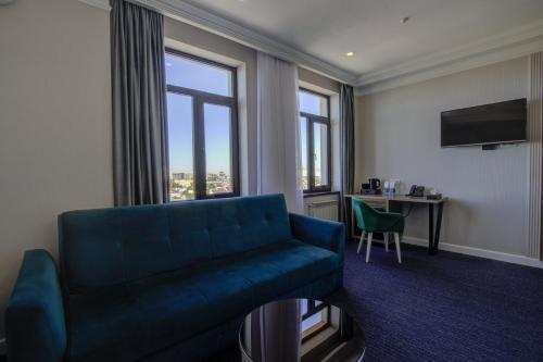 Μια τηλεόραση ή/και κέντρο ψυχαγωγίας στο Hotel Resident Bishkek