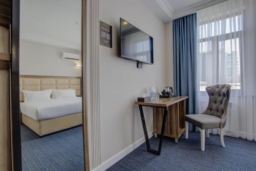 Ένα ή περισσότερα κρεβάτια σε δωμάτιο στο Hotel Resident Bishkek