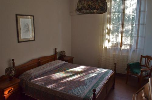 a bedroom with a bed and a window at Agriturismo Le Case di San Vivaldo in Montaione