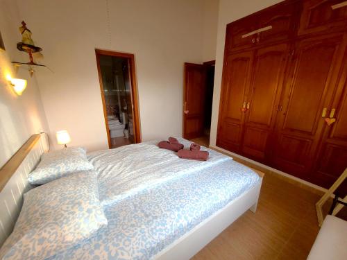 a bedroom with a bed with two teddy bears on it at Sol y Luna in Monte Pego