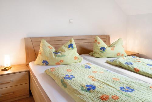 two twin beds in a room with two pillows at Ferienwohnung am Birnbaum in Überlingen