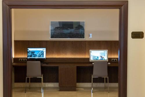 TV a/nebo společenská místnost v ubytování Electra Palace Athens
