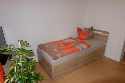 ein Schlafzimmer mit einem Bett und einem Kasten darauf in der Unterkunft Im Kuckucksnest in Chemnitz