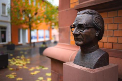 a statue of a bust of a man at BEST STAY CityAppartment Hünfeld- SmartTV FreeWlan Balkon, in wenigen Minuten am Bahnhof, Innenstadt und doch ruhig gelegen - ideal für Paare oder Geschäftsreisen in Hünfeld