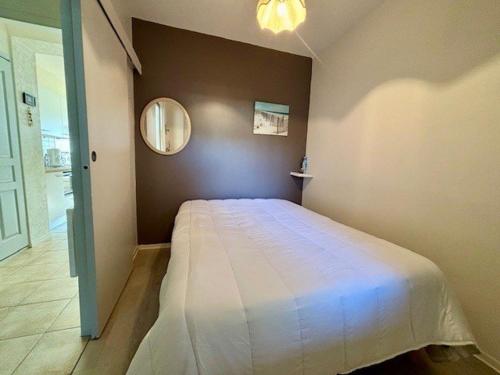 une chambre avec un grand lit blanc dans une pièce dans l'établissement Quiberon: Appartement 2 pièces, 35m², vue mer, garage privé - FR-1-478-303, à Quiberon