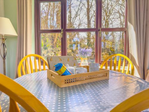 einen Tisch mit einer Schachtel Essen darüber in der Unterkunft Cosy & Characterful, Seaside Cottage, Dog Friendly in Worle