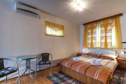 Un pat sau paturi într-o cameră la Apartment and Rooms Aračić
