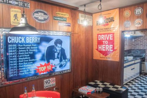 a fast food restaurant with a sign on the wall at 無料駐車場有り 新大阪駅まで1駅1分 Guest House 橘 東三国,最大12名,最寄り駅まで徒歩5分,2階建て貸切 in Osaka