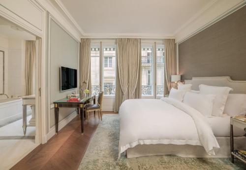 Ένα ή περισσότερα κρεβάτια σε δωμάτιο στο Hotel de Crillon