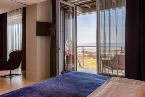 una camera da letto con un letto e vista sull'oceano di Spa Tervise Paradiis a Pärnu