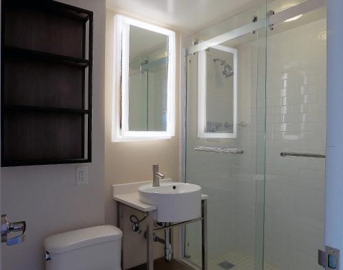 Un baño de Convention center executive properties Free indoor parking