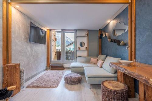 un salon avec un canapé et une table dans l'établissement Lognan- New studio in the city center - By Cozee Rentals, à Chamonix-Mont-Blanc