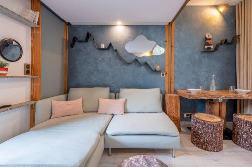 un salon avec un canapé et une table dans l'établissement Lognan- New studio in the city center - By Cozee Rentals, à Chamonix-Mont-Blanc