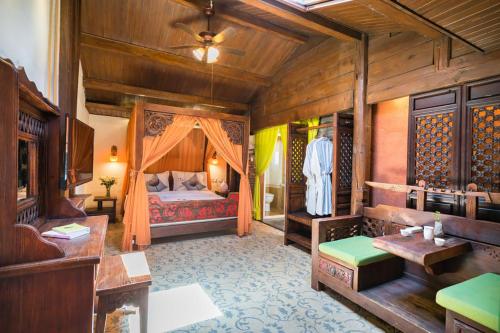 麗江市にあるBig Tree Guesthouse - Naxi old styleのベッドルーム(ベッド1台、シンク付)