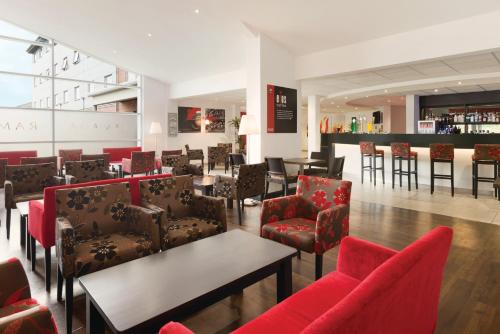 Ramada Wakefield tesisinde bir restoran veya yemek mekanı