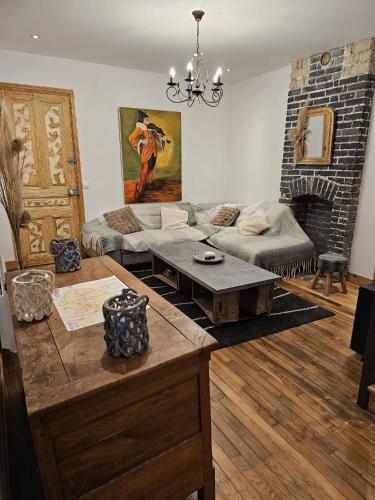 un salon avec un canapé et une table dans l'établissement Chez Tantine, à Troyes