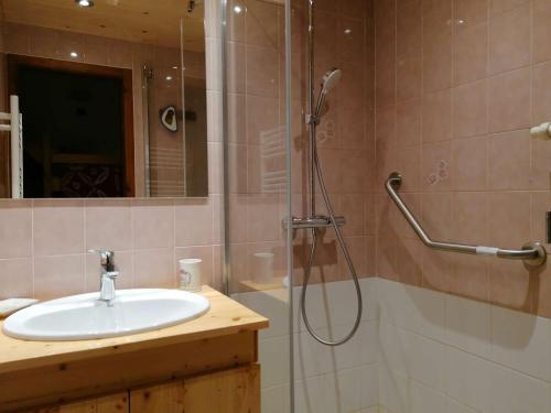 une salle de bain avec une douche avec un lavabo et une douche dans l'établissement Appt 2 pièces pour 5 pers avec balcon et parking à Chinaillon, près des pistes - FR-1-241-121, au Grand-Bornand