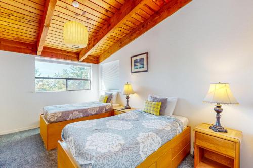 une chambre avec deux lits et une fenêtre dans l'établissement The Bobcat House, à Sea Ranch