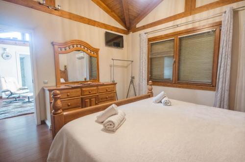 En eller flere senge i et værelse på Villa Luna- Pool with Jacuzzi by the Beach