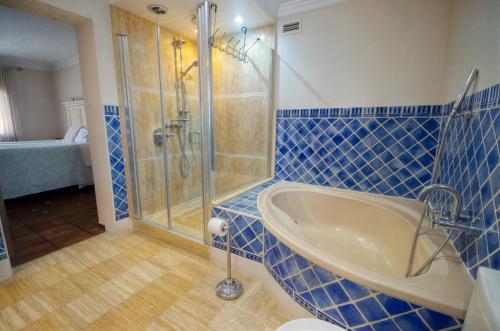 Et badeværelse på Villa Luna- Pool with Jacuzzi by the Beach