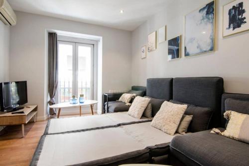 Bright and wide- 2Bd 1Bth- Center