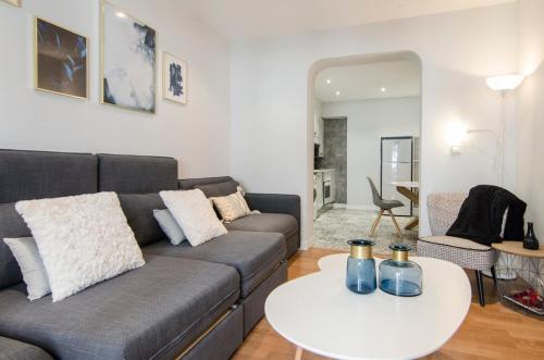Bright and wide- 2Bd 1Bth- Center