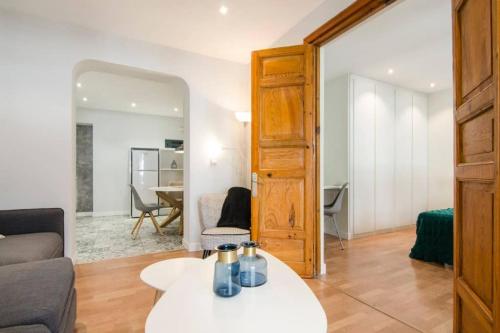 Bright and wide- 2Bd 1Bth- Center