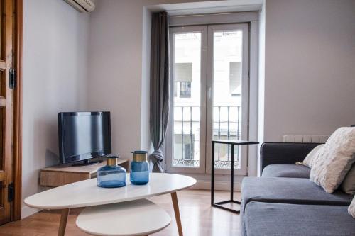 Bright and wide- 2Bd 1Bth- Center