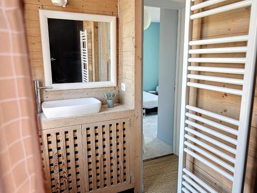 une salle de bain avec un lavabo et un miroir dans l'établissement Gîte de la Brasserie, à Grandfresnoy