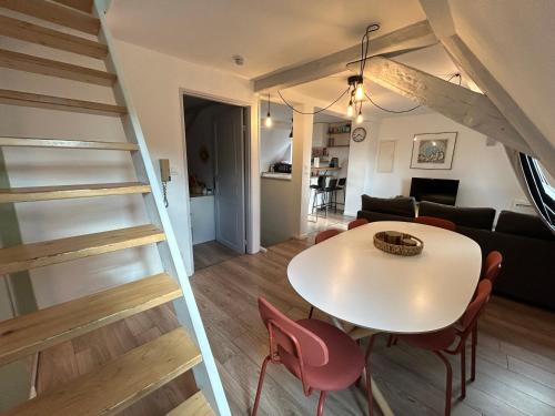 une chambre avec une table et des chaises ainsi qu'un salon dans l'établissement Colmar City Center - Appartement BELLE-VUE 4 étoiles, à Colmar