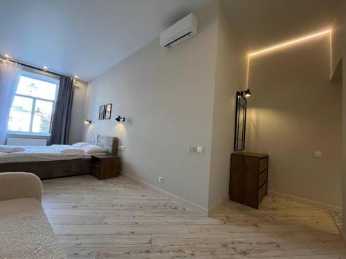 リヴィウにあるSweet Apartaments near Opera Houseのベッド2台、窓が備わる広い客室です。