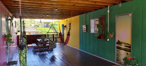 una habitación con una pared verde y amarilla en Suíte família SOL & LUA Guarda do Embaú SC, en Guarda do Embaú