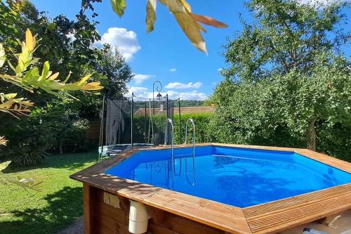 - une piscine dans une cour avec une terrasse en bois dans l'établissement La Charmante au bain nordique, à Torcenay