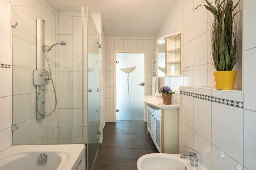 Ένα μπάνιο στο modernes Apartment mit Terrasse