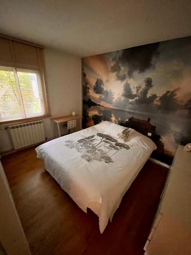 une chambre avec un lit avec un tableau sur le mur dans l'établissement Villa Jardin piscine proche Centre-ville 10 mn des plages, à Montpellier