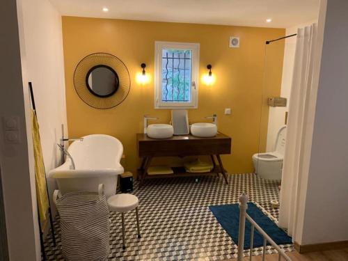 une salle de bain avec un lavabo et des toilettes et une fenêtre dans l'établissement Villa élégante vue mer 180 plage à 5 min luxe et confort garantis, au Lavandou