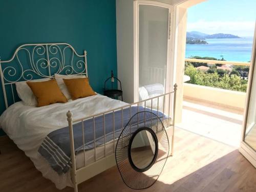 une chambre avec un lit avec vue sur l'océan dans l'établissement Villa élégante vue mer 180 plage à 5 min luxe et confort garantis, au Lavandou