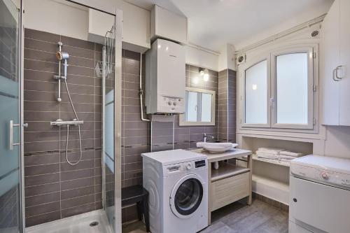 La salle de bains est pourvue d'un lave-linge et d'un sèche-linge. dans l'établissement Charming Apartment Center of Paris by Studio Prestige, à Paris