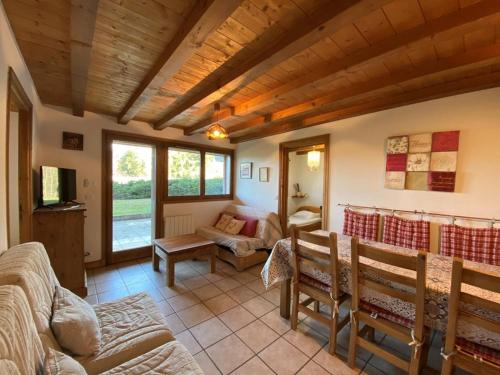 un salon avec un canapé et une table dans l'établissement Appartement calme avec terrasse et garage - 6 pers. - Proche pistes - FR-1-733-78, à Crest-Voland