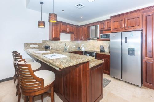 Η κουζίνα ή μικρή κουζίνα στο Pristine Bay Beach Home 104