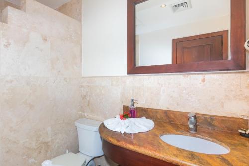 Ένα μπάνιο στο Pristine Bay Beach Home 104
