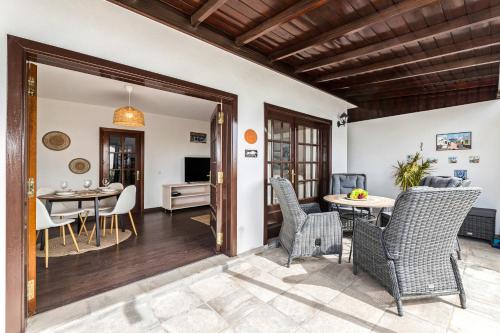 Cosy villa Alegranza 105, communal pool, private garden