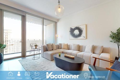 Vacationer Holiday Homes I Stunning 2 Bedroom with Private Balcony l Creek Harbour