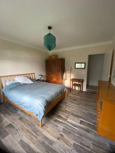 une chambre avec un lit, une table et un bureau dans l'établissement Détente en Bord de Seine - Collection Idylliq, à Vétheuil