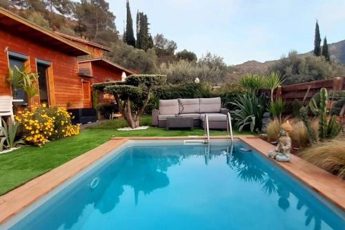 une piscine dans la cour d'une maison dans l'établissement Entre Mer & Montagne !, à Levens