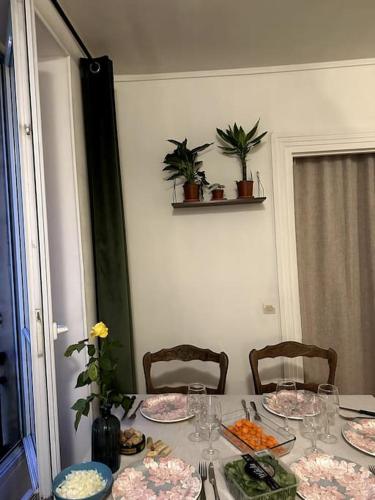 une table de salle à manger avec des assiettes de nourriture dessus dans l'établissement Appartement parisien, à Paris